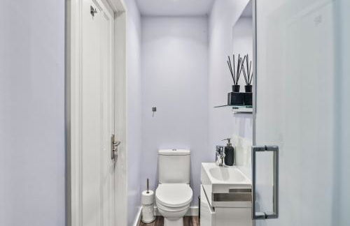 Elegant Retreat in Cheltenham - Garden & Parking Included - Foto 51