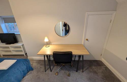 Modern & Stylish 1-Bed Apartment - inc parking - Photo 3