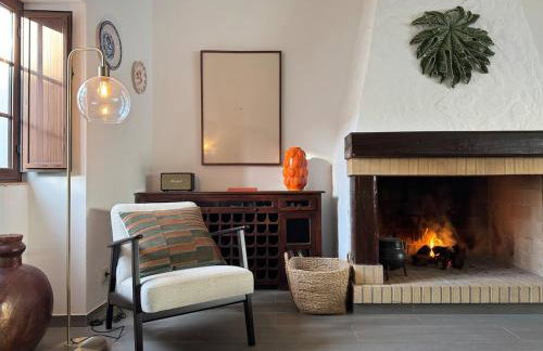 The Old House with Heated Pool, BBQ, Fireplace - Photo 2