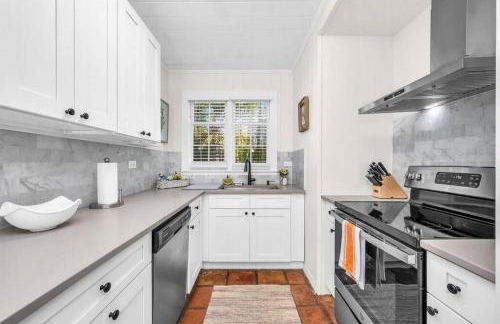 Tropical Estate w/ Guesthouse & Pool. Sleeps 8! - Foto 26