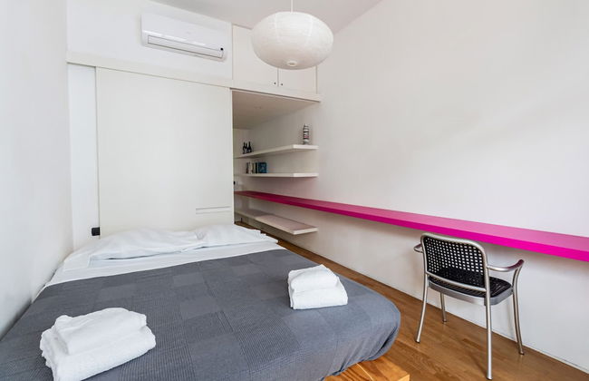 Stylish Apartment With Balcony - Photo 2