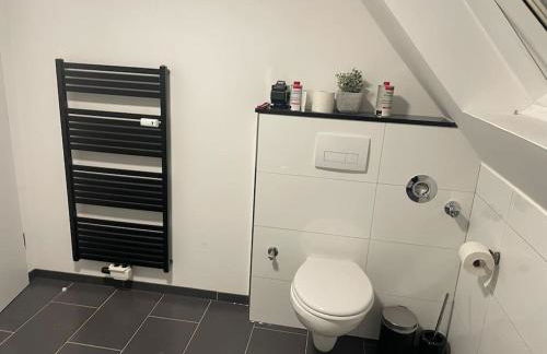 Moderne Ferienwohnung in Gelsenkirchen-Schalke für 1 bis 7 Personen mit Terrasse, ideal für Gruppen & Stadionbesuche - Foto 24