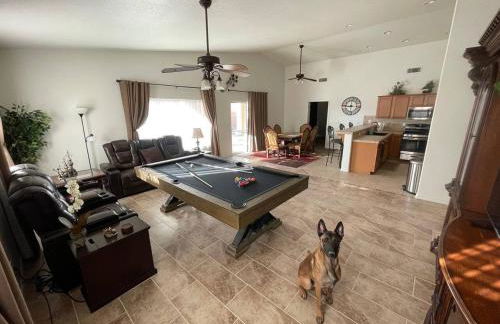 Spacious Home - Pool Table, Game Room & Jacuzzi - Foto 1