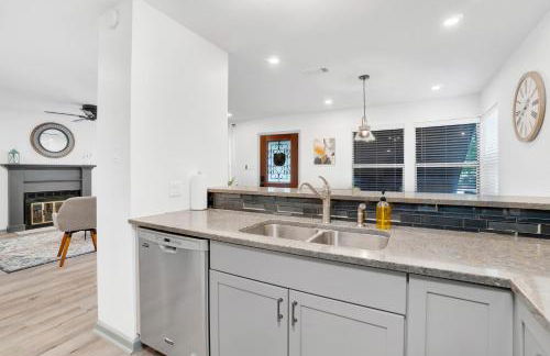 Treehouse Retreat 2Bed 2Bath Entire Townhome in The Woodlands - Foto 19