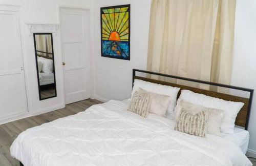 Artful Retreat - King Bed, Work Desk, WIFI, Unique Murals, Perfect for Business Travelers, Downtown & Near Universal Studios - Foto 18