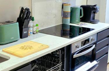 Long Stay Offers, Modern Amenities, Fully Equipped, All Bills Included, Perfect Location, King Size Bed, Fast Wifi - Foto 8