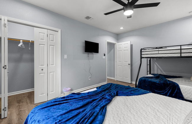 Inviting 4br/2.5ba Downtown Home With Ample Space! - Photo 4