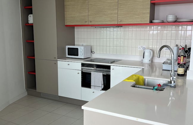 Delightfully Spacious Bright 2bedroom - Photo 8