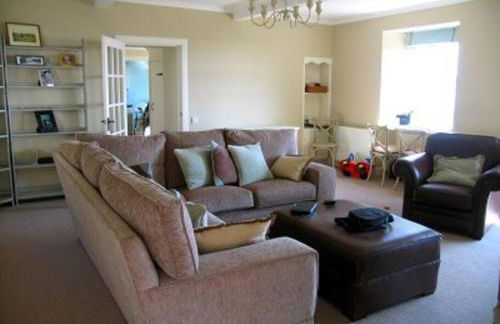 Beautiful spacious old schoolhouse with stunning sea views and beach nearby - Foto 2