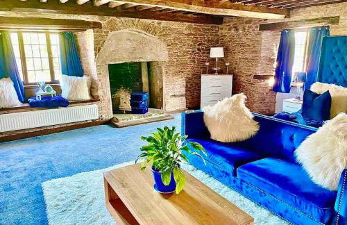 16th Century Farm House,6 Beds,5 BATHROOMS,SLEEPS 15,BBQ,HOT TUB,CINEMA ROOM WITH SURROUND SOUND,With Cymru Holidays - Foto 20