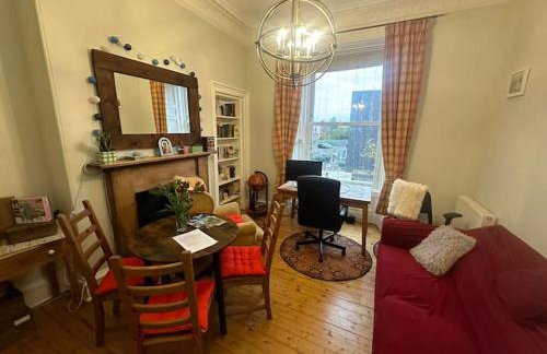 Charming City Flat for Couples & Families - Foto 16