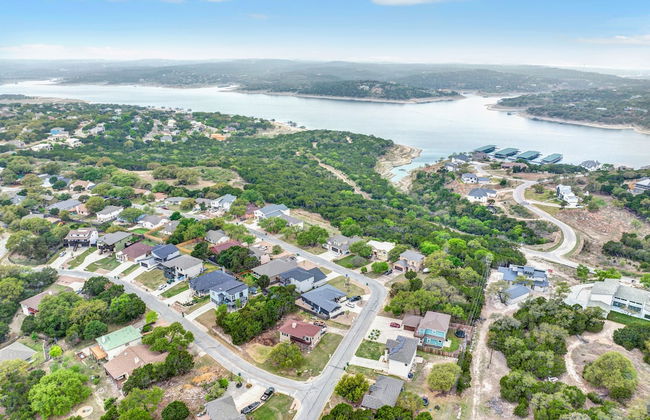 Soaring 2-level Point Venture Home on Lake Travis - Foto 43