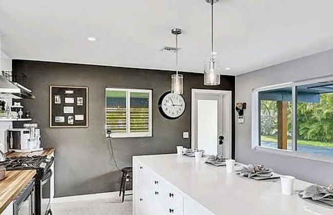 Beach Bliss 10 Mins to Waves 3BR Oasis With Pool - Foto 63