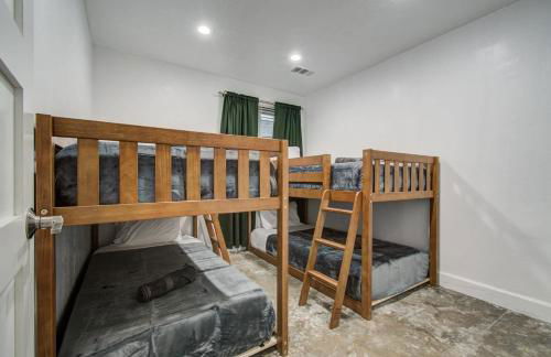 Rustic Modern Escape - 4BD-2BA with Pool & Patio - Foto 26