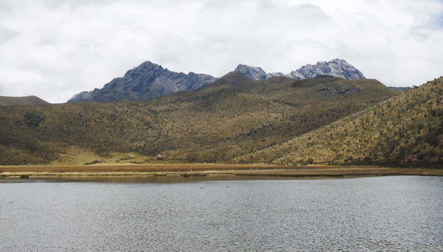 Vistas del volcán desde la laguna