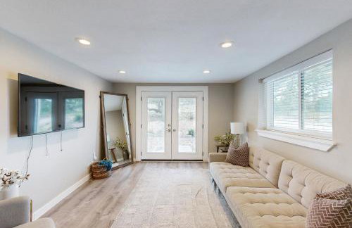 Lovely home on 2+ acres with views, firepit & outdoor kitchen - wedding perfect - Photo 1