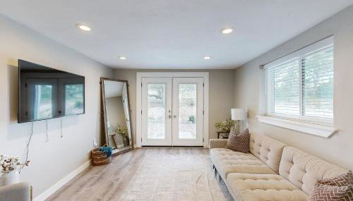 Lovely home on 2+ acres with views, firepit & outdoor kitchen - wedding perfect - Photo 1