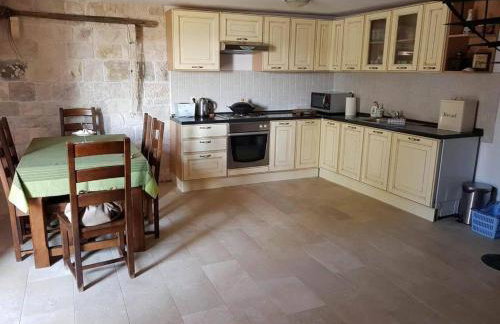Green Marble Pool Cottage 3 BR in 2 adjoining stone buildings on a 2 acre private land - Foto 17
