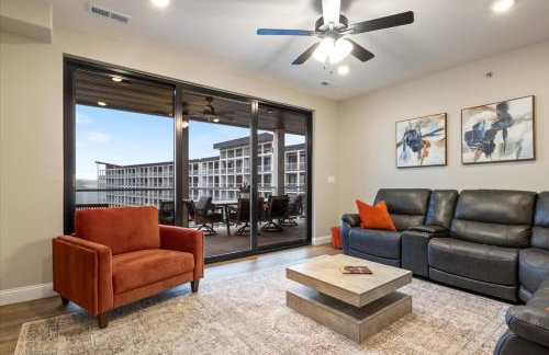 Family-Fun Lakeside Luxury at Topsider in Osage w/ 2 Pools, Prime Views Pack N' Play & Games - Foto 4