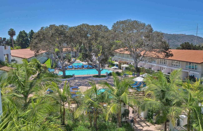 Southern Exposure w/ Private Balcony - Foto 17