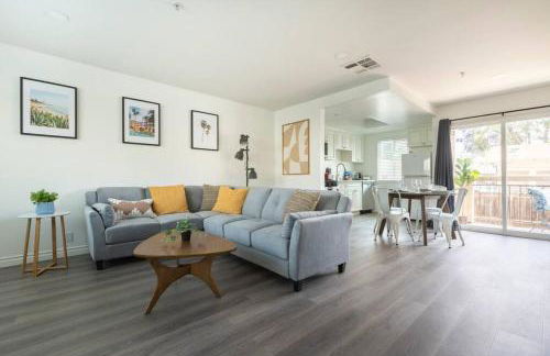 Modern 2BR Condo with King Bed & Balcony near LA - Foto 1
