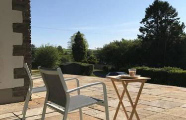 Spacious bungalow with estuary views near Llansteffan - Photo 23