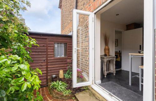 Quaint 3 bed Cottage in central Dorking with parking - Foto 15