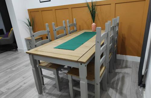 4 bedroom bungalow in Kettering - Garden - Parking - WiFi - Foto 8