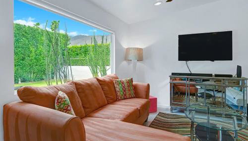 Teal and Tangerine Retreat - Alice Lodging - Photo 5