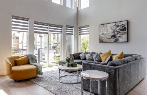 Luxury Newly Built 4 BR 4 Bath Home w/ Rooftop and Grill! - Foto 10