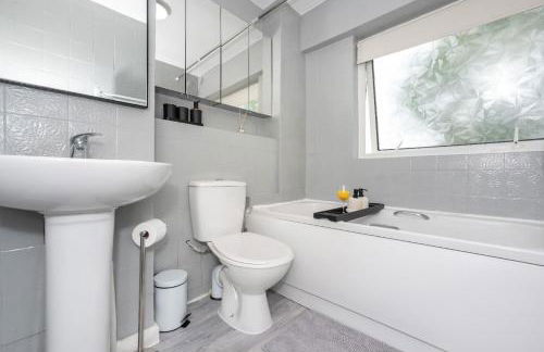 Beautiful Orpington Home w Pool Table and Driveway - Photo 33