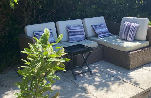 Duke of Monmouth penthouse luxury apartment Lyme Regis 3 bedroom parking Hot tub Garden dog friendly - Photo 16