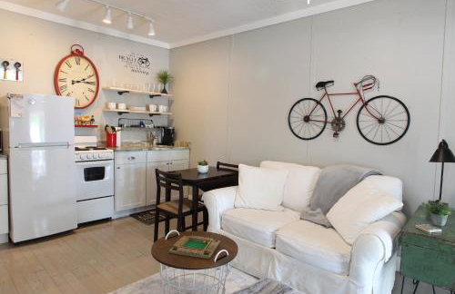 Cozy Apartment Overlooking Downtown and Park NO KIDS, NO PETS - Photo 20