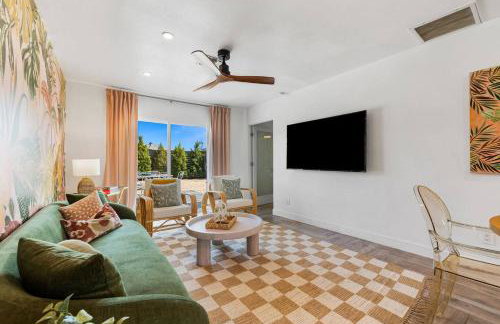 Whimsical Oasis Retreat by Rather Be Properties - Foto 40