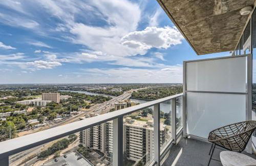 Luxury 1BR with Views, Rooftop Pool and Walk To Rainey St. - Foto 1