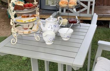 Romantic Shepherds hut with stunning sunsets - Photo 11