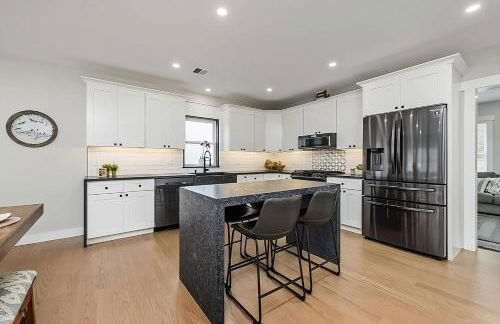 Renovated & Sophisticated Home Near Beach & Shops! - Photo 4