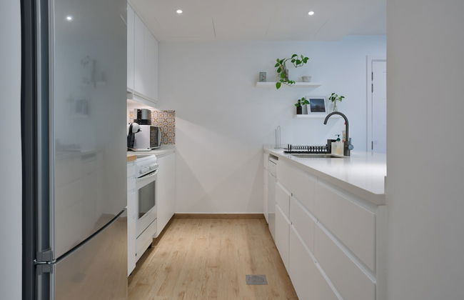 Luxurious Apt with Balcony The Greens Dubai - Photo 8