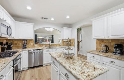 4BR w Pool Cinema Room, Mini Golf & EV - Photo 10