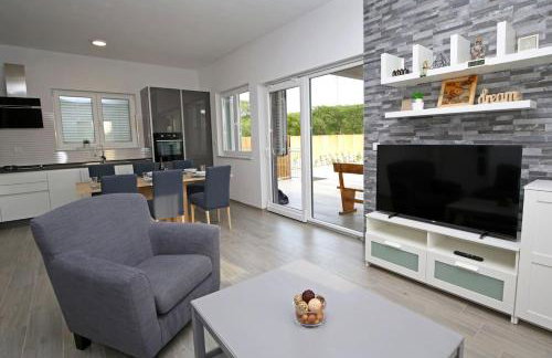 Modern Guest House Rak with beautiful pool - Photo 20