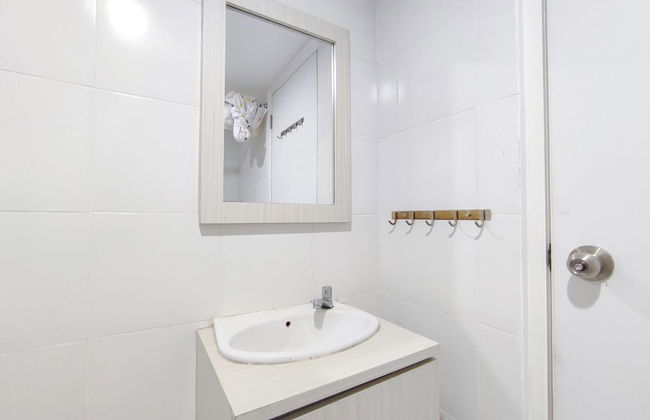 Warm And Cozy Style Studio Room At Paltrow City Apartment - Foto 14