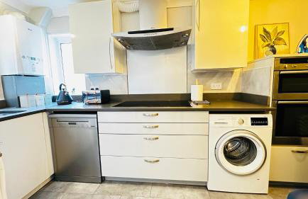 Inviting 2 Bed Guest House steps away from Ascot Racecourse 3 mins drive, 5 mins to Legoland, 12 mins to Windsor Castle Perfect for families & racegoers alike - Foto 9