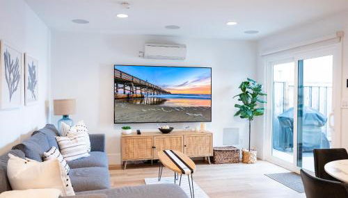 Luxury 2BR Steps to Beach & Pier with AC plus Garage Parking - Foto 2