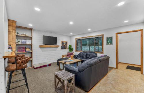 Evergreen Escape- Walk to Downtown & Boat/trailer Parking! - Foto 12