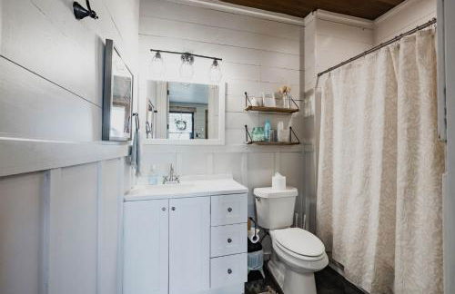 The Roost Farmhaus on 20 acres, hill country view, firepit, swimming hole - Photo 10