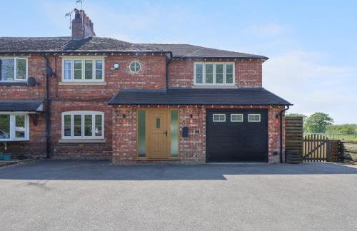 Dolly's House - Photo 1