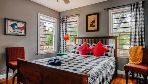 Cozy stay at Twin Treehouse in UT, Moody with Free parking - Photo 2