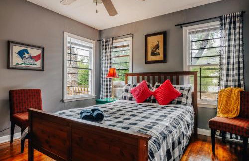 Cozy stay at Twin Treehouse in UT, Moody with Free parking - Photo 2