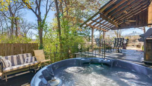 College Station Getaway with Hot Tub and Courtyard! - Foto 2