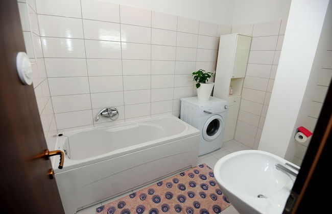 Holiday House With Pool - Photo 9